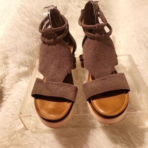 DIBA true in EUC size 10 leather upper and inner sole rubber bottom